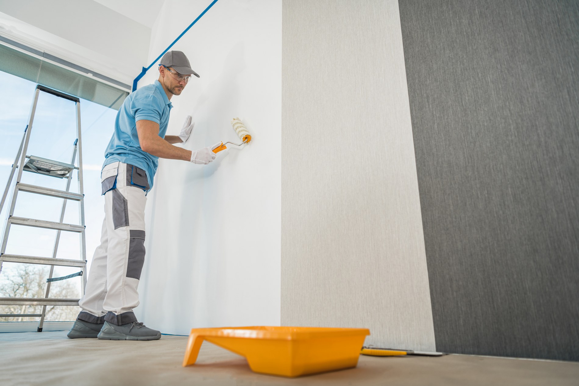 men-applying-vinyl-wallpaper-room_1900x1267 Maison construite par Bati 40
